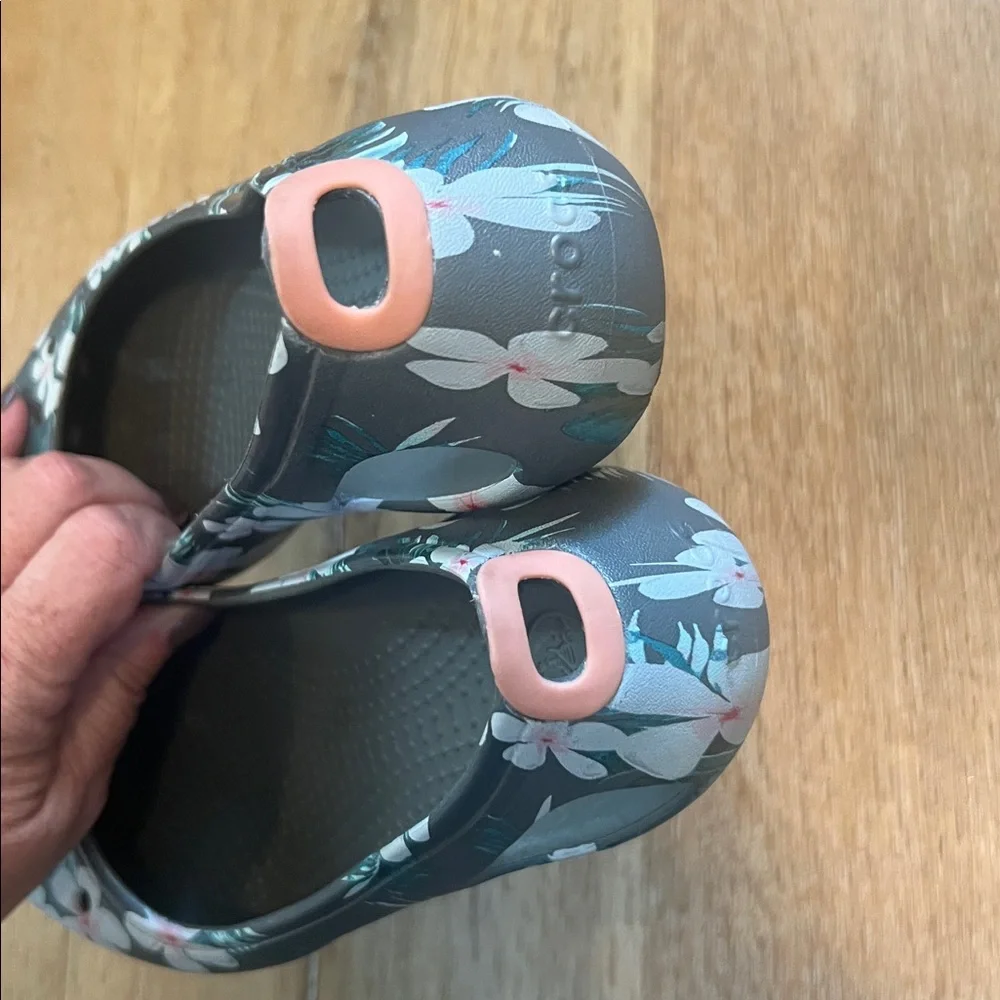 Crocs Kadee Seasonal Grey Floral Ballet Flats Size 6